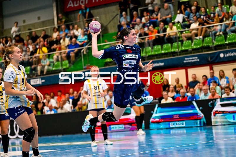 Merle Albers (#39; Sport-Union Neckarsulm) beim Sprungwurf