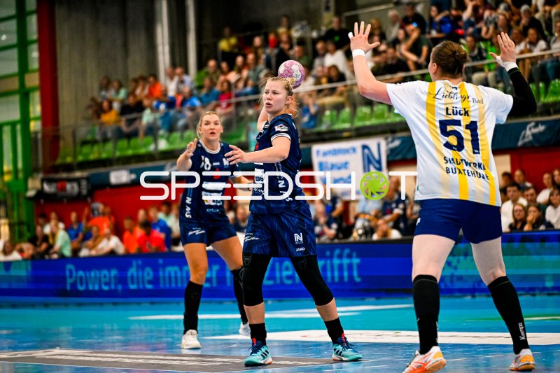 Lück (#51; Buxtehuder SV) baut Abwehr gegen Sprungwurf von SU Neckarsulm auf