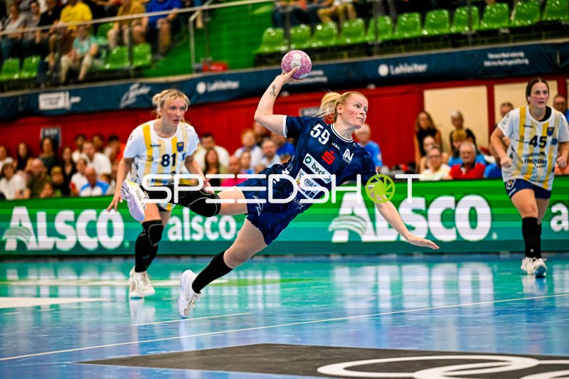 Rückraumspielerin (#59) mit spektakulärem Sprungwurf im Flug