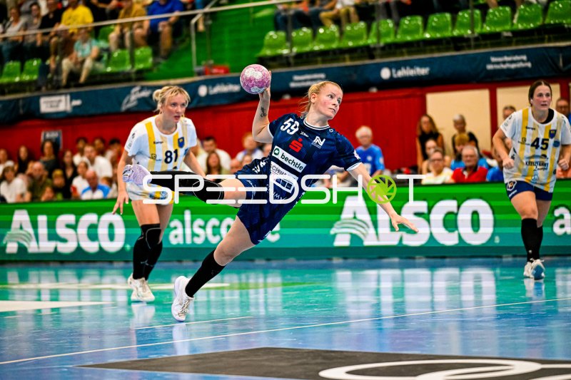 Antje Döll (#29; Sport-Union Neckarsulm) beim Sprungwurf in der Ballei