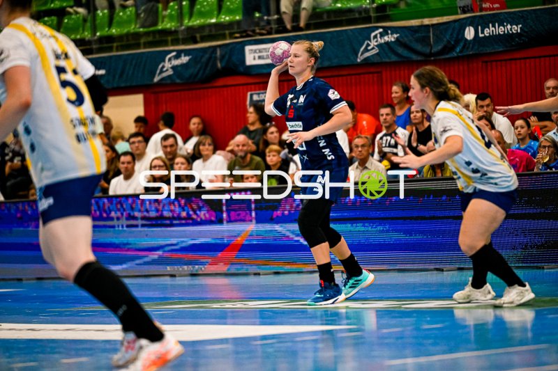 Kim Hinkelmann (#5; Sport-Union Neckarsulm) beim Wurfansatz