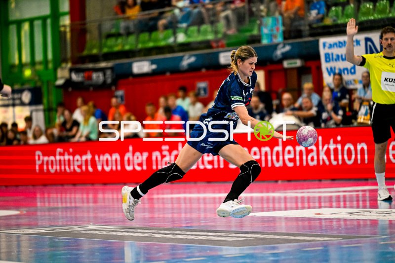 Kim Hinkelmann (#5; Sport-Union Neckarsulm) beim Sprungwurf
