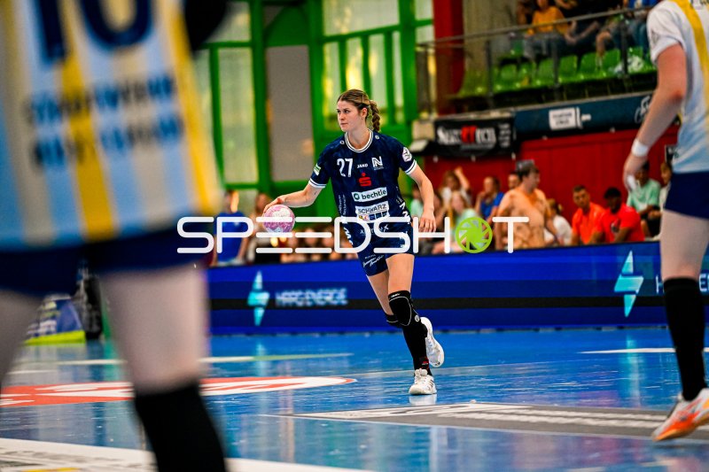 Spielerin #27 (Sport-Union Neckarsulm) mit Ball im Angriff