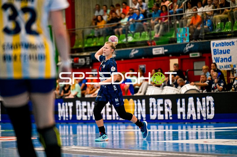 Spielerin der Sport-Union Neckarsulm beim Wurfansatz in der Ballei