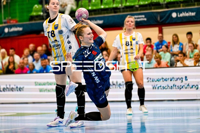 Meret Ossenkopp (#22; Sport-Union Neckarsulm) im Wurf gegen Lucy Strauchmann (#78; Buxtehuder SV)