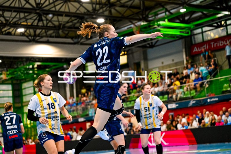Meret Ossenkopp (#22; Sport-Union Neckarsulm) beim Sprungwurf in der Ballei