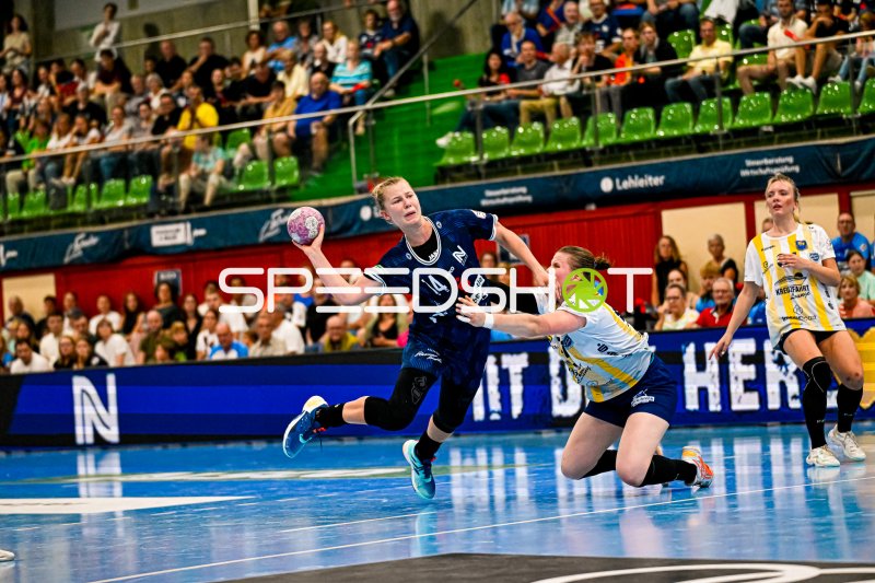 Kamila Kordovska (#14; Sport-Union Neckarsulm) beim Sprungwurf gegen Buxtehuder SV