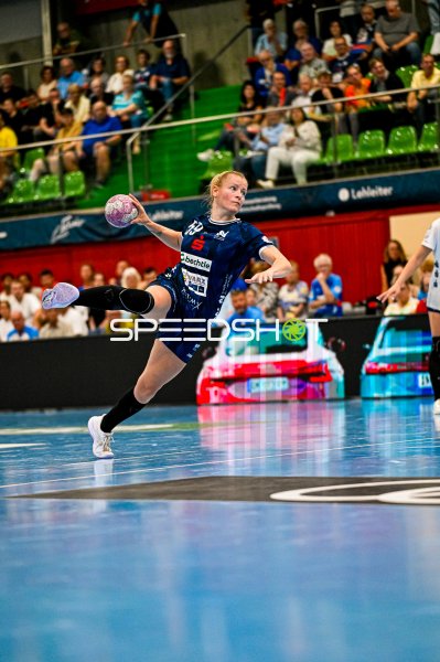 Handballspielerin beim Sprungwurf in der Luft