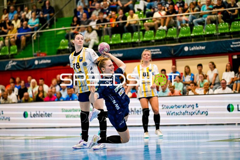 Kim Hinkelmann (#5; Sport-Union Neckarsulm) beim Wurf gegen Lucy Strauchmann (#78; Buxtehuder SV)