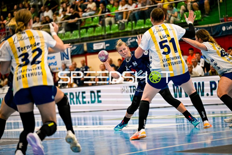 Spielerin der Sport-Union Neckarsulm im Wurfangriff gegen Buxtehuder SV