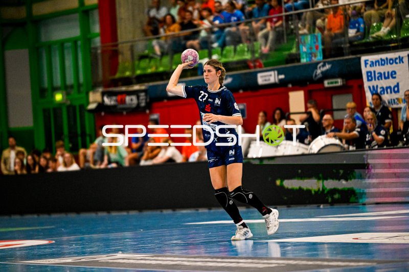 Handballerin mit Nummer 27 beim Wurf im Rückraum