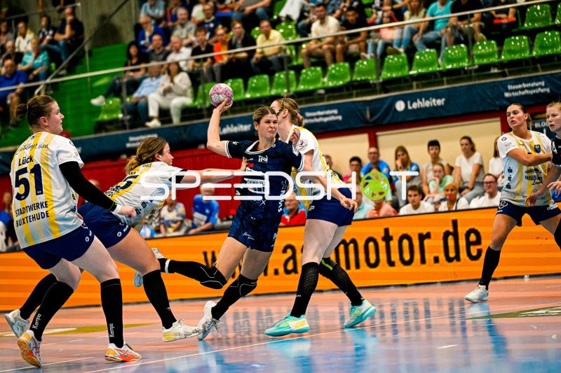 Sport-Union Neckarsulm im Wurf gegen Buxtehuder SV-Abwehr