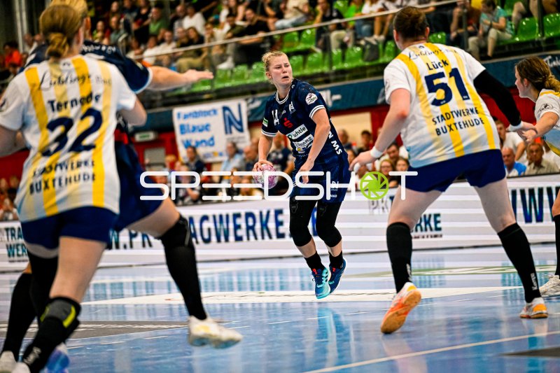 Sprungwurf gegen Ternede (#32) und Lück (#51; Buxtehuder SV)