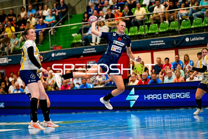 Lin Elisabeth Lück (#9; Sport-Union Neckarsulm) beim Sprungwurf gegen Buxtehuder SV