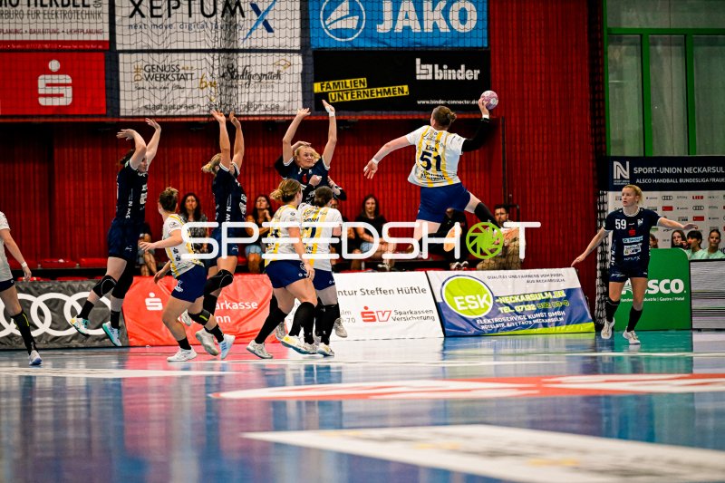 Buxtehuder SV (#51) springt zum Wurf gegen Sport-Union Neckarsulm