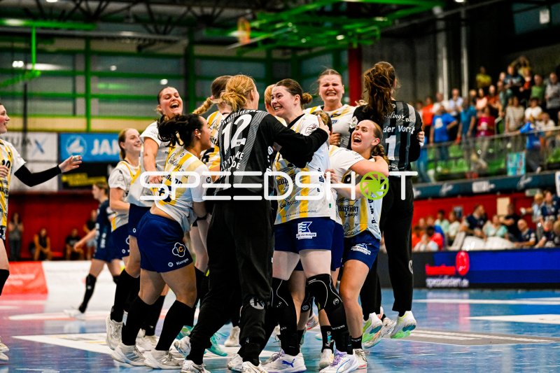 Lucy Strauchmann (#78; Buxtehuder SV) und Paula Mews beim Jubel in Neckarsulm