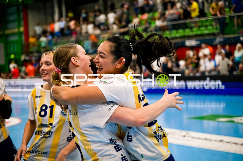 Handballerinnen bejubeln ausgelassen einen Sieg