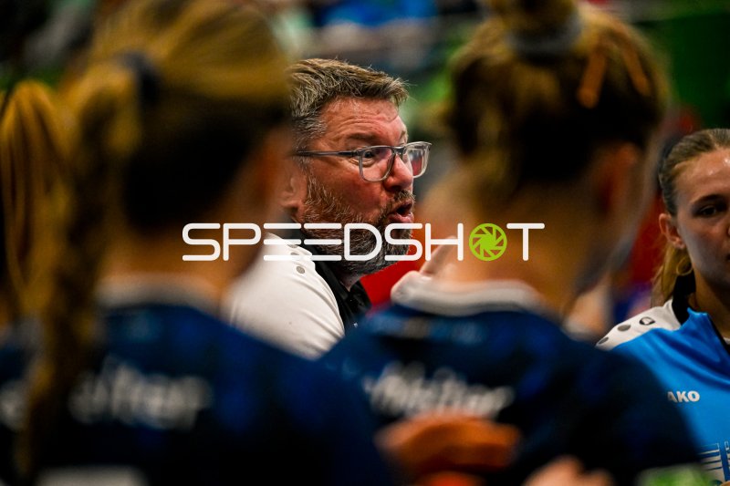 Trainer der Sport-Union Neckarsulm gibt Anweisungen in der Auszeit