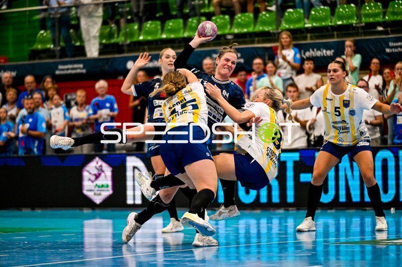 Annefleur Bruggeman (#11; Sport-Union Neckarsulm) kämpft sich durch die Abwehr des Buxtehuder SV