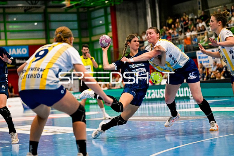 Wurfaktion einer Spielerin der Sport-Union Neckarsulm gegen Buxtehuder SV