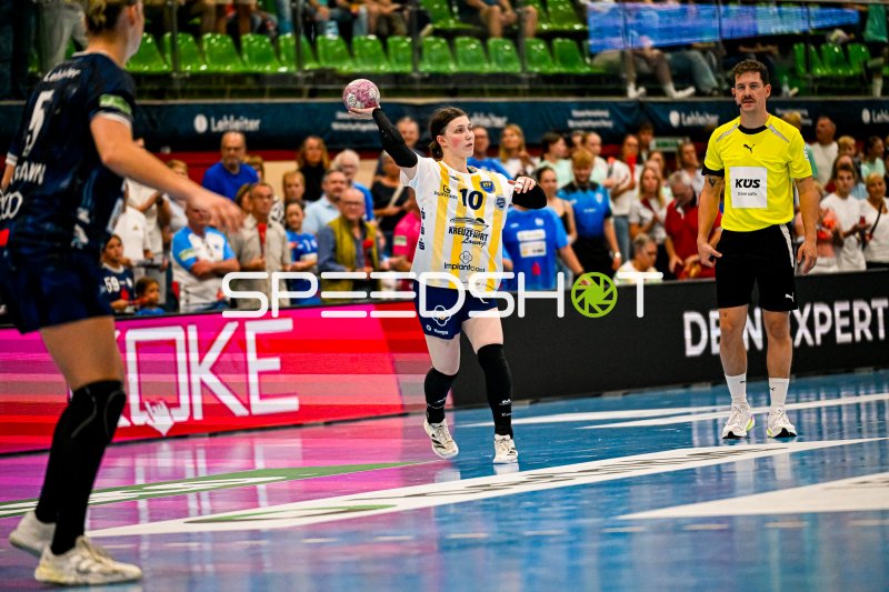 Anika Hampel (#10; Buxtehuder SV) beim Wurfansatz in der Ballei