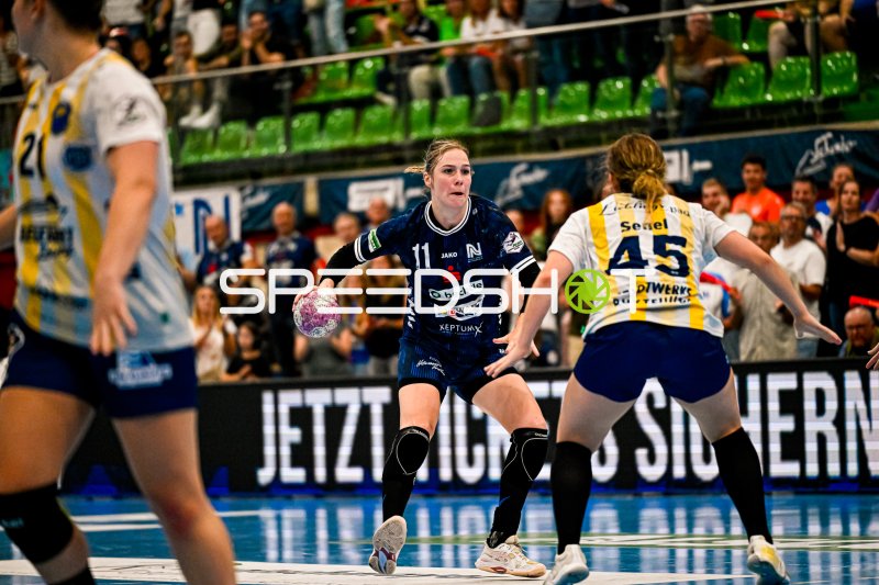 Annefleur Bruggeman (#11; Sport-Union Neckarsulm) im Angriff gegen Buxtehuder SV