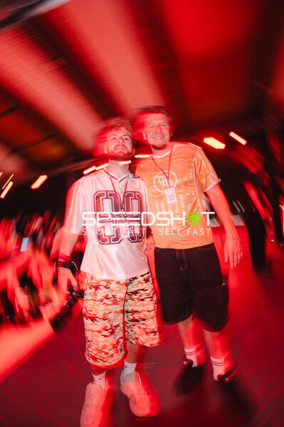 Personen mit Basketball-Trikots bei Event
