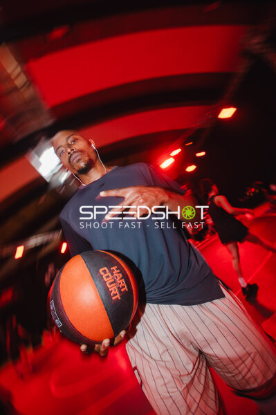 Person mit Basketball in der Hand
