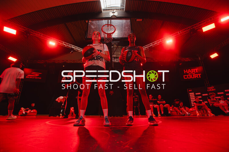 Basketballspielerinnen vor Korb in Halle