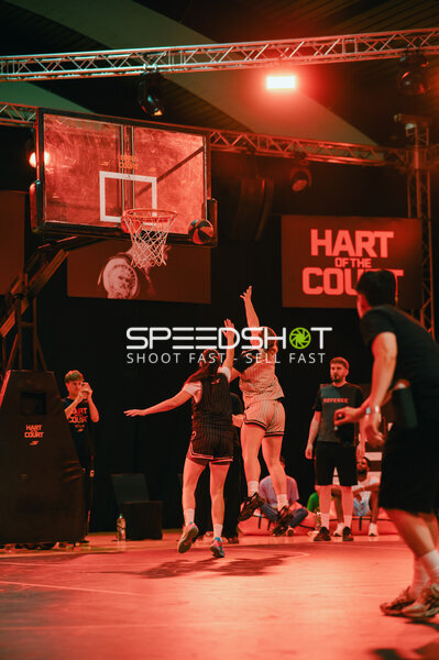 Basketball-Szene beim Korbwurf