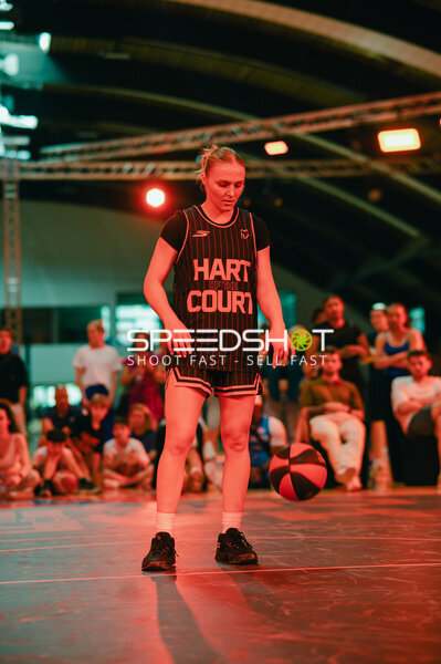 Spielerin mit Basketball