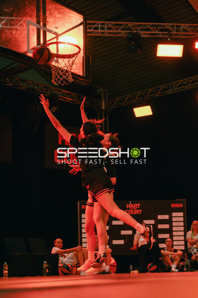 Basketball-Szene unter dem Korb
