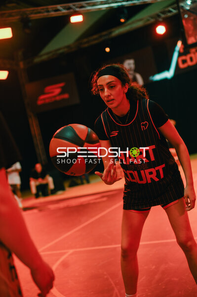 Spielerin mit Basketball in Aktion