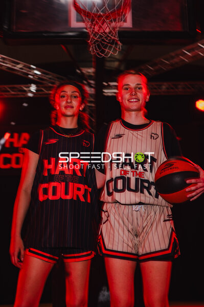 Spielerinnen mit Basketball unter Korb