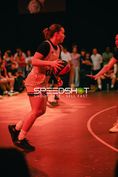 Spielerin mit Ball in Aktion