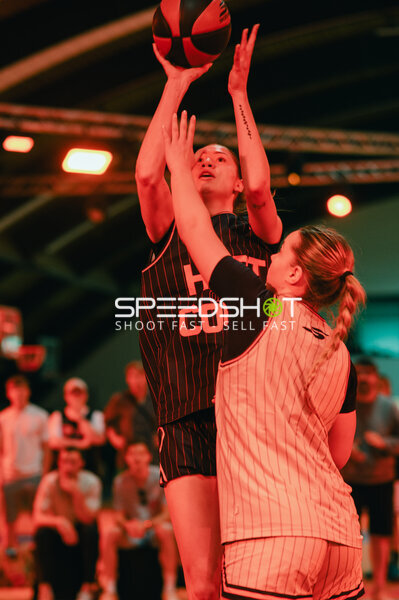 Spieler im Zweikampf um den Ball