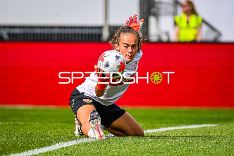Kiara Beck (VfB Stuttgart) hält den Ball in der Hand
