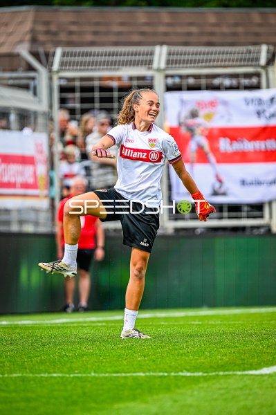Kiara Beck (#12, VfB Stuttgart) beim Aufwärmen im Gazi-Stadion