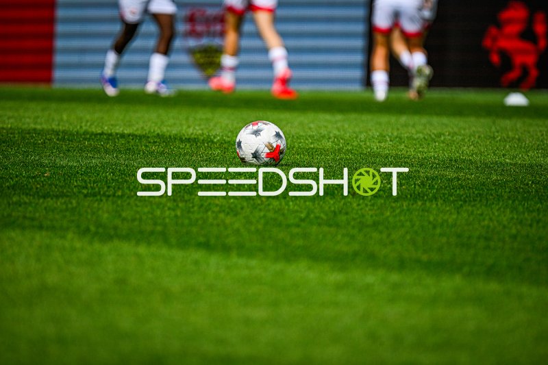 Spielball liegt auf dem Rasen im Gazi-Stadion auf der Waldau