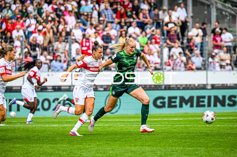 Nicole Billa (#26; VfB Stuttgart) im Zweikampf gegen VfL Wolfsburg