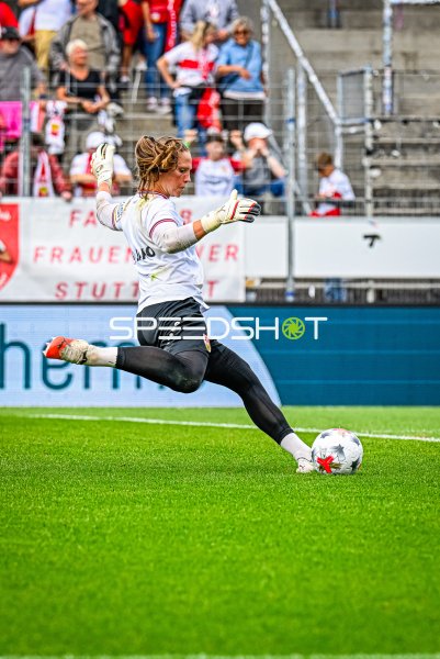 VfB Stuttgart Torhüterin beim Abschlag im Heimspiel