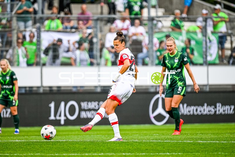 Nicole Billa (#26; VfB Stuttgart) tritt zum Schuss im Heimspiel