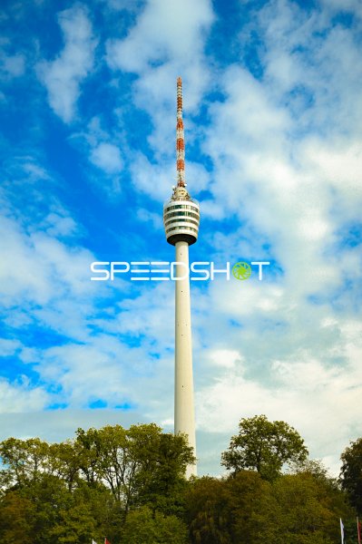 Stuttgarter Fernsehturm vor blauem Himmel nahe Gazi-Stadion