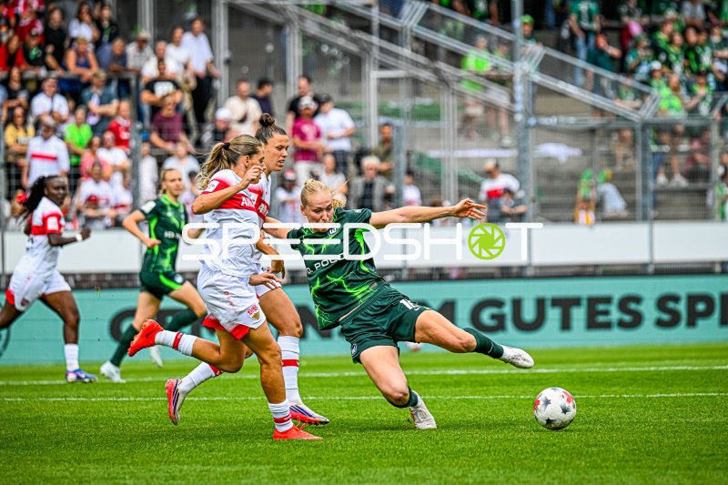 Nicole Billa (#26; VfB Stuttgart) im Zweikampf gegen VfL Wolfsburg