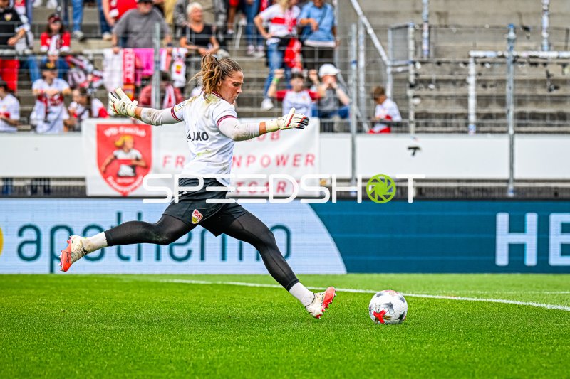 Laura Giuliani (#1, VfB Stuttgart) beim Abschlag im Gazi-Stadion