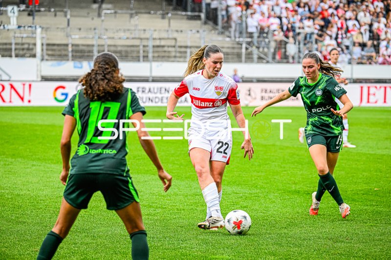 Adriana Achcinska (#22; VfB Stuttgart) im Zweikampf gegen VfL Wolfsburg