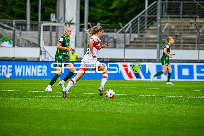 Greta Stegemann (VfB Stuttgart) im Dribbling gegen VFL Wolfsburg