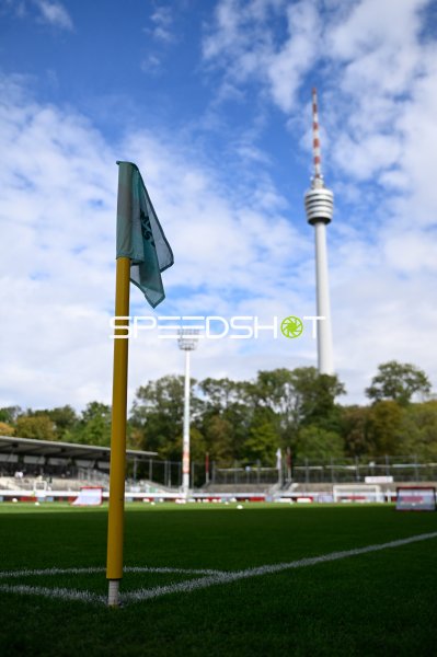 Eckfahne im Gazi-Stadion auf der Waldau mit Stuttgarter Fernsehturm