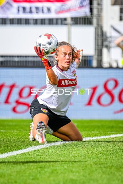 Kiara Beck (VfB Stuttgart) mit dem Ball in der hand auf den Knien