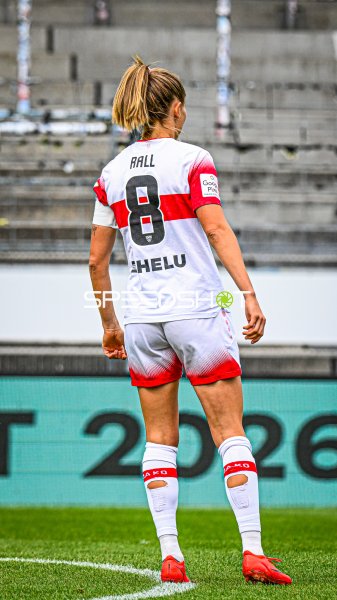 Maxi Rall (#8; VfB Stuttgart) auf dem Spielfeld im Gazi-Stadion